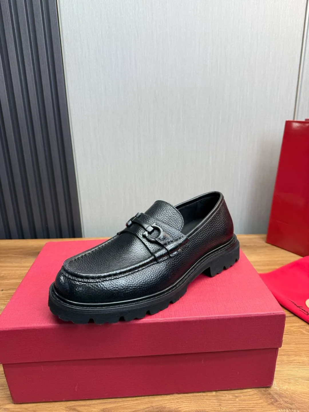 Men's shoes 💰880💰 Ferragamo. [Ferragamo] men's thick-soled loafers, the latest hot style, 1:1 original purchase quality, top quality, imported open-edge beaded cowhide leather on the upper, hand-made three-dimensional stitching highlights the round toe design, the inner foot pads are all imported cowhide, with original lightweight foam outsole, matching code 39-44, (38, 45 custom-made, non-refundable)